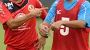 Pelatih Semen Padang Nil Maizar (kiri) berbincang dengan pemainnya usai latihan di Lapangan Sutasoma, Jakarta, Jumat (22/1/2016). Latihan ini persiapan menghadapi Mitra Kukar di final piala Jenderal Sudirman. (Liputan6.com/Helmi Fithriansyah)