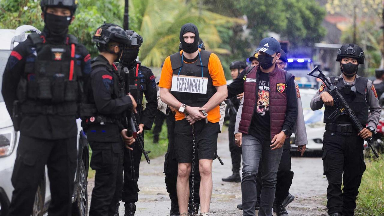 FOTO: Kaki Dirantai, Tiga Tersangka Penembakan WN Australia Jalani Rekonstruksi di Bali