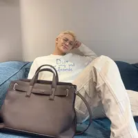 Mingyu tampil mengenakan pakaian serba putih, dari atasan long sleeveless putih dipadukan celana panjang putih. Member Seventeen ini membawa Dior Normandie Tote bag warna hitam. [@min9yu_k]