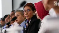 Menteri Kelautan dan Perikanan Susi Pudjiastuti memberi keterangan pers tumpahan minyak di Kementerian Kelautan dan Perikanan, Kamis (1/8/2019). Tumpahan minyak diduga munculnya gelembung gas di anjungan YY sumur YYA-1 milik Pertamina Hulu Energi Offshore North West Java (Liputan6.com/Johan Tallo)