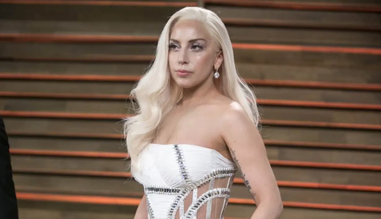 Lady Gaga merupakan salah satu artis yang cocok untuk menyandang predikat selebritis dengan senyum termahal. Wanita yang dikenal dengan sebutan Mother Monster ini jarang sekali tersenyum di depan kamera. (AFP PHOTO/ADRIAN SANCHEZ-GONZALEZ)