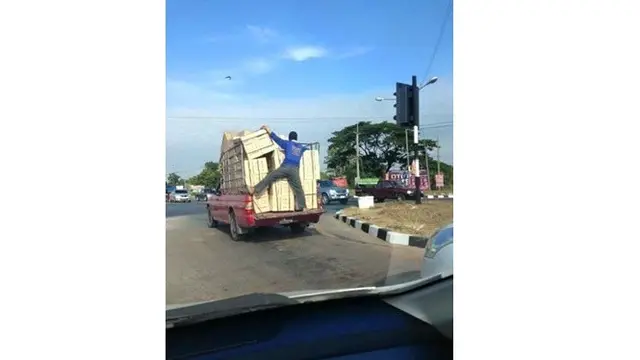 6 Kelakuan Nyeleneh Orang Mengantar Barang Ini Bikin Ngelus Dada
