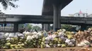 Penampakan barikade yang dipasang oleh pengunjuk rasa saat memblokir jalan  ketika pasukan keamanan menindak demonstrasi menentang kudeta militer di Yangon, Myanmar, 16 Maret 2021. (AFPTV/AFP)