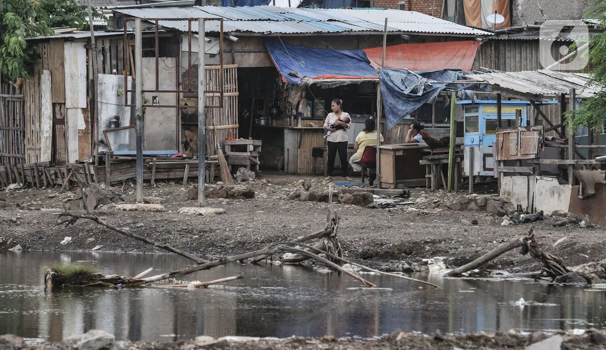 Warga beraktivitas di permukiman kumuh Muara Baru, Jakarta, Rabu (19/1/2022). Badan Pusat Statistik (BPS) mencatat angka kemiskinan di Indonesia turun menjadi 26,5 juta orang per September 2021 dari sebelumnya mencapai 27,54 juta orang pada Maret 2021. (merdeka.com/Iqbal S Nugroho)