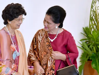 Ibu Negara Iriana Joko Widodo (kanan) menyambut istri PM Malaysia Mahathir Mohamad, Siti Hasmah (kiri) di Istana Bogor, Jawa Barat, Jumat (29/6). Pertemuan kedua Ibu Negara ini berlangsung hangat. (Liputan6.com/Pool/Biro Pers Setpress)