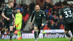Gelandang Manchester City, David Silva merayakan gol ke gawang Stoke City pada pertandingan pekan ke-30 Premier League di bet365 Stadium, Selasa (13/3). David Silva menjadi pahlawan dengan memborong dua gol kemenangan Manchester City. (AP/Rui Vieira)