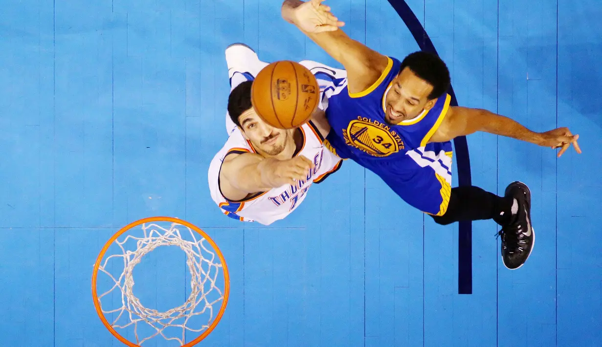 Pemain Warriors, Shaun Livingston #34 menghalau tembakan pemain Thunder, Enes Kanter #11 pada Final Wilayah Barat NBA Playoffs 2016 di Chesapeake Energy Arena, Oklahoma, (24/5/2016). (Ronald Martinez/Getty Images/AFP)