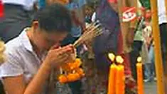 Ribuan warga Bangkok, Thailand, menggelar doa bersama untuk perdamaian di bekas lokasi bentrok demo Kaus Merah. Turut hadir perwakilan dari beberapa agama. 