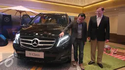 President & CEO Mercedez-Benz Indonesia Roelof Lamberts (kanan) dan Deputy Sales Operation Mercedez-Benz Indonesia Kerry Hardjosoemarto saat menghadiri peluncuran Merci New V-Clas di Jakarta, Rabu (30/3/2016). (Liputan6.com/Angga Yuniar)