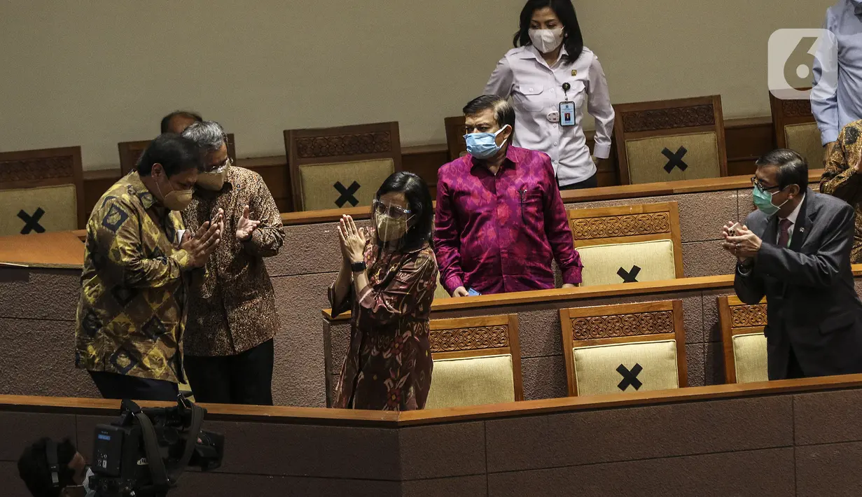 Menko Perekonomian Airlangga Hartarto (kiri), Menkeu Sri Mulyani (tengah), dan Menkumham Yasonna Laoly usai mengikuti Rapat Paripurna di Kompleks Parlemen, Jakarta (5/10/2020). Rapat membahas berbagai agenda, salah satunya mengesahkan RUU Omnibus Law Cipta Kerja menjadi UU. (Liputan6.com/JohanTallo)