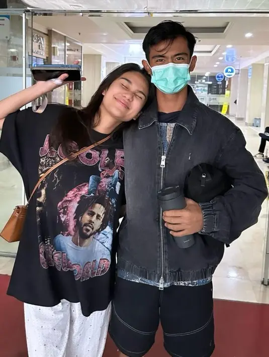 Begini tampilan bucin mereka dengan outfit couple serba hitam yang serasi. Azizah masih dengan kaus oversizenya, sedangkan Pratama Arhan melapisi jersey-nya dengan jaket denim warna hitam. [@azizahsalsha_/@anggiestwn]