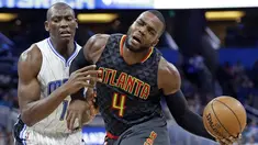 Ekspresi pemain Atlanta Hawks, Paul Millsap (kanan) saat dilanggar pemain Orlando Magic,  Bismack Biyombo  pada laga NBA basketball game di Amway Center, (4/1/2017). Atlanta menang 111-92. (AP/John Raoux)