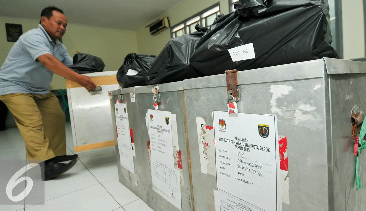 Petugas KPU Merapihkan kotak suara yang berada di kelurahan Sukmajaya, Depok untuk Pilkada serentak, Depok, Selasa (8/12). Distribusi logistik Pemilihan Kepala Daerah (Pilkada) Kota Depok berjalan lancar dan aman. (Liputan6.com/Yoppy Renato)
