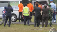 Jenazah penumpang AirAsia QZ8501 yang ditemukan oleh KRI Banda Acehsegera dimasukkan ke dalam ambulance yang telah dipersiapkan, Lanud Iskandar, Pangkalan Bun, Kalteng, Rabu (8/1/2015). (Liputan6.com/Herman Zakharia)