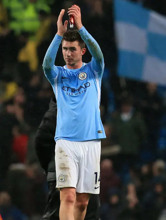 Bek Aymeric Laporte bertepuk tangan usai pertandingan melawan West Bromwich Albion's di Liga Inggris di Stadion Etihad, Manchester (31/1). Man City menang 3-0 atas West Bromwich Albion's. (AFP Photo/Lindsay Parnaby)