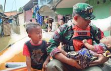 FOTO: Aksi Prajurit TNI Kodim 0507 Tak Kenal Lelah Evakuasi Warga Terjebak Banjir di Bekasi
