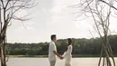 Momen romantis itu dilangsungkan dengan latar belakang danau yang tenang dan pepohonan hijau di sekitarnya.  [@jessicajane99].
