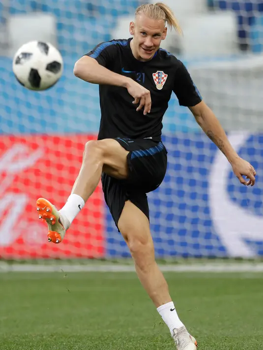 Pemain Kroasia Domagoj Vida menendang bola selama pelatihan di stadion Nizhny Novgorod di Nizhny Novgorod, Rusia, (20/6). Kroasia akan bertanding melawan Argentina pada lanjutan grup D Piala Dunia 2018. (AP Photo / Petr David Josek)