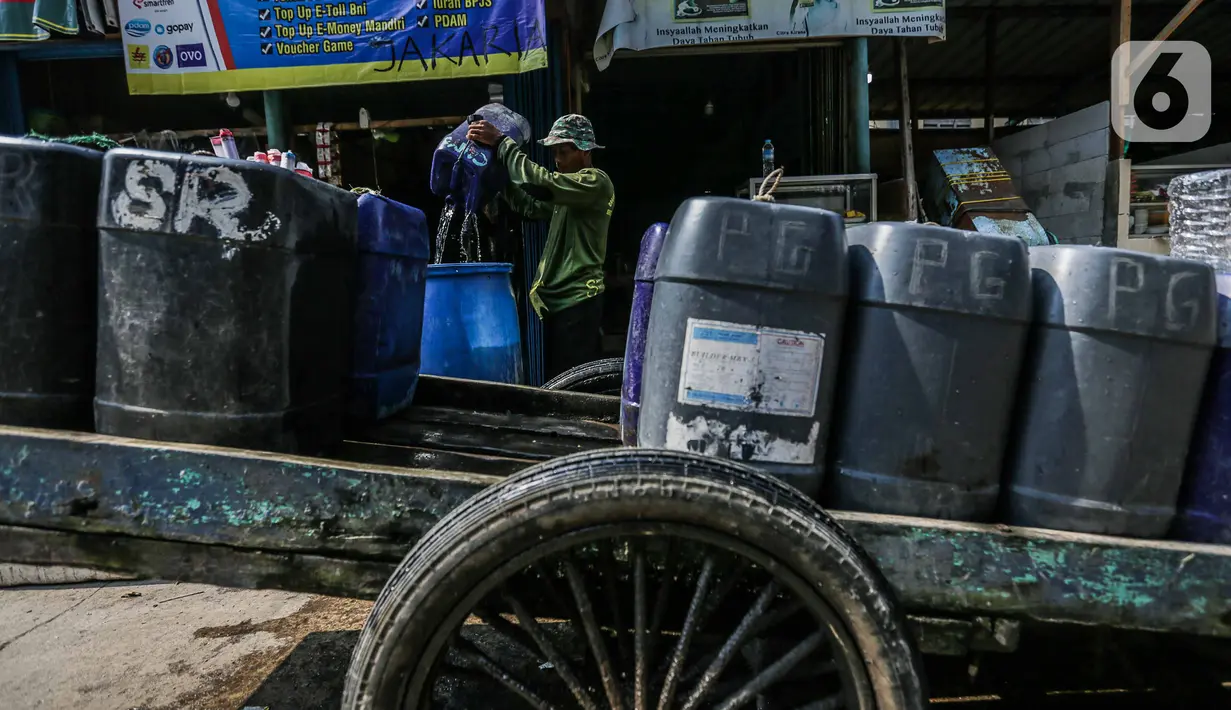 Air bersih yang dijajakan para pedagangan ini dirasakan begitu bermanfaat bagi masyarakat sekitar di kala musim kemarau panjang. (Liputan6.com/Faizal Fanani)