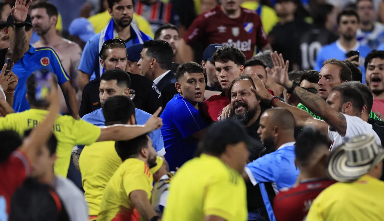 Gelandang Uruguay Facundo Pellistri bereaksi terhadap para penggemar di tribun penonton setelah laga semifinal Copa America 2024 di Stadion Bank of America, Kamis (11/7/2024). (Buda Mendes / GETTY IMAGES NORTH AMERICA / Getty Images via AFP)