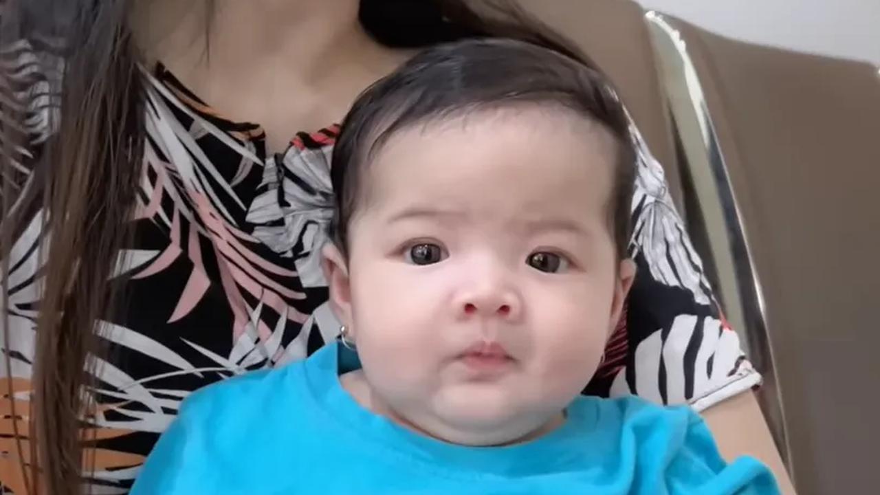 Ada juga yang salfok dengan pipi Baby Kenes. Pipinya gemesin banget.