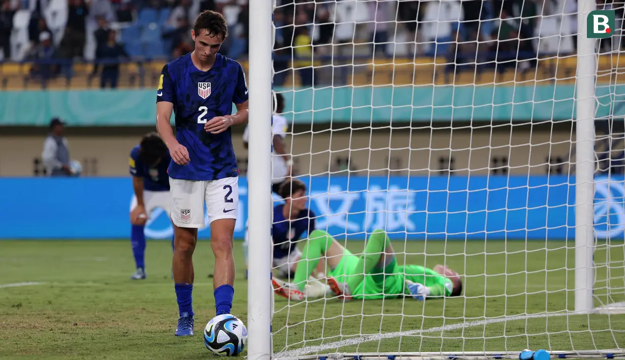 Ekspresi kecewa pemain Timnas Amerika Serikat U-17, Oscar Verhoeven setelah gawang timnya kebobolan dari Timnas Jerman U-17 pada laga 16 besar Piala Dunia U-17 2023 yang berlangsung di Si Jalak Harupat, Bandung, Selasa (21/11/2023). (Bola.com/Ikhwan Yanuar)