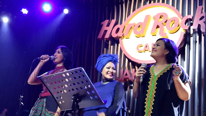 [Bintang] Nina Tamam, Rieka Roeslan dan Fla