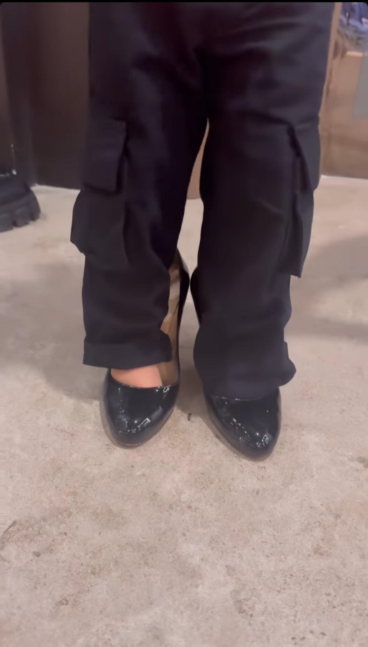 Potret Ameena Pakai Sepatu Heels