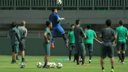 Aksi Andritany menyundul bola pada sesi uji coba lapangan di Stadion Pakansari, Bogor, (26/4/2018). Indonesia akan melawan Bahrain pada laga perdana PSSI Anniversarry Cup 2018 . (Bola.com/Nick Hanoatubun)