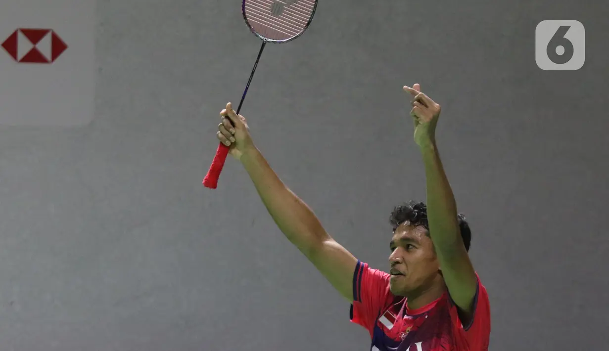 Pebulutangkis Tunggal Putra Indonesia, Chico Aura Dwi Wardoyo meluapkan kegembiraan usai mengalahkan Brian Yang (Kanada) di babak Perempat Final Indonesia Masters 2023 di Istora Senayan, Jakarta, Jumat (27/1/2023). Chico unggul dua set langsung 21-16, 21-16 sekaligus memastikan satu tempat di babak Semifinal Indonesia Masters 2023. (Liputan6.com/Helmi Fithriansyah)