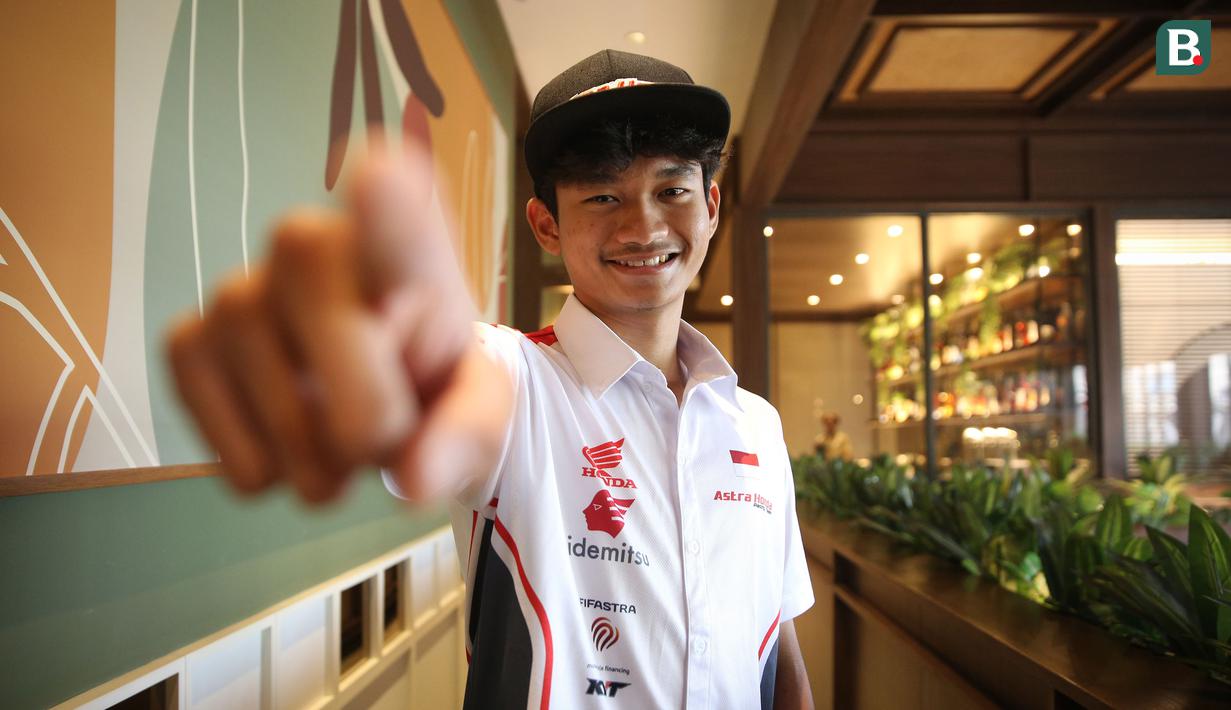 <p>Pembalap Astra Honda Racing Team, Fadillah Arbi Aditama berpose di depan fotografer setelah melakukan wawancara di Penang Bistro Gatot Subroto, Jakarta Selatan, Senin (24/07/2023). (Bola.com/Bagaskara Lazuardi)</p>