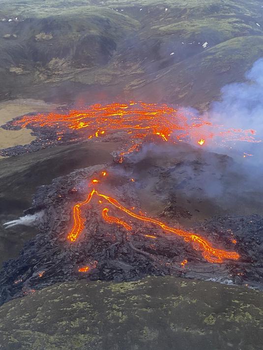 Aliran lava dari letusan gunung berapi di Semenanjung Reykjanes di barat daya Islandia pada Sabtu (20/3/2021). Letusan gunung berapi yang sudah lama tidak aktif mengirimkan aliran lava yang mengalir melintasi lembah kecil di Islandia itu sudah mereda. (Icelandic Coast Guard via AP)