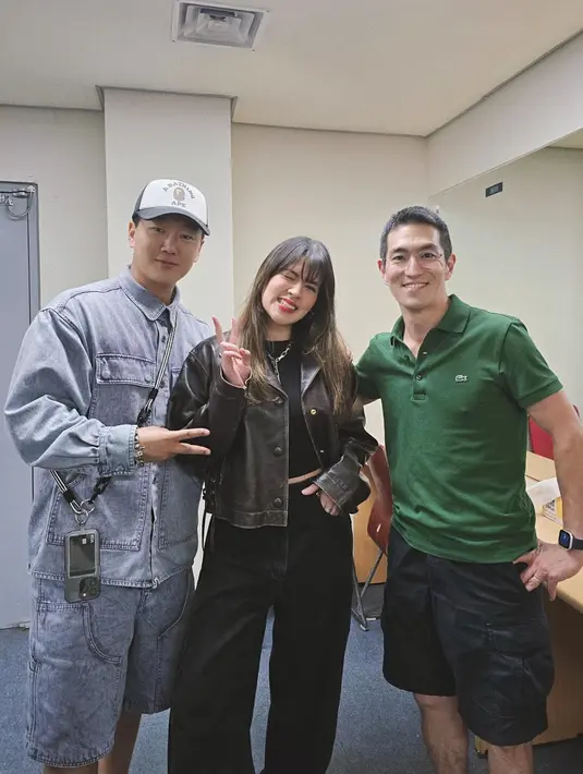 Raisa juga berfoto bersama dua orang staf di belakang panggung konser Crush. Wajahnya tampak begitu senang. (Foto: Instagram/ raisa6690)