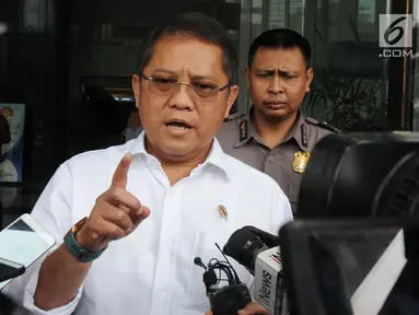 Menteri Komunikasi dan Informatika (Menkominfo) Rudiantara seusai menyambangi gedung KPK di Jakarta, Rabu (3/10). Menkominfo Rudiantara menyatakan kehadirannya untuk berdiskusi dengan KPK terkait barang bukti elektronik. (Merdeka.com/Dwi Narwoko)