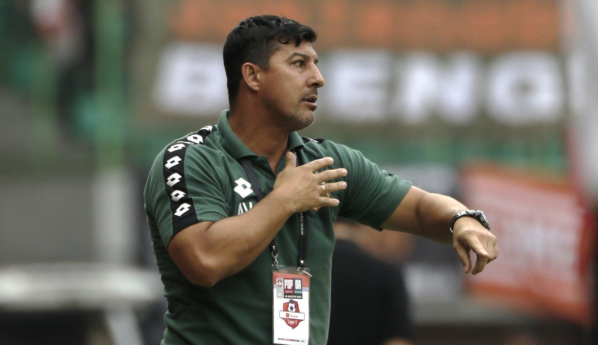 5. Angel Vera - Pelatih asal Argentina ini dipecat Bhayangkara FC pada pekan ke-13 Shopee Liga 1 2019. Keputusan tersebut karena Alfredo Vera tak bisa memenuhi target yang diberikan manajemen.(Bola.com/Yoppy Renato)