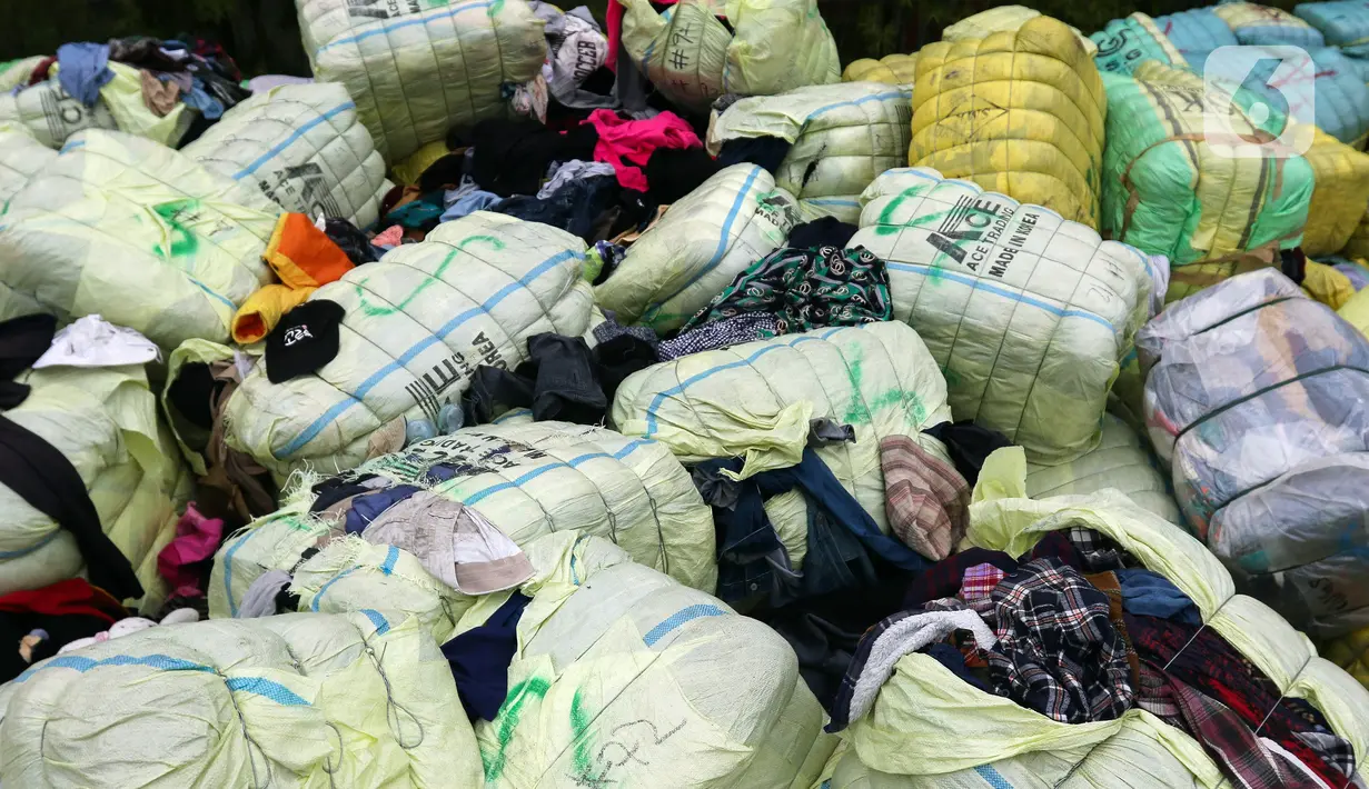 Pemusnahan pakaian bekas tersebut dilakukan untuk melindungi industri tekstil dalam negeri. (Liputan6.com/Herman Zakharia)