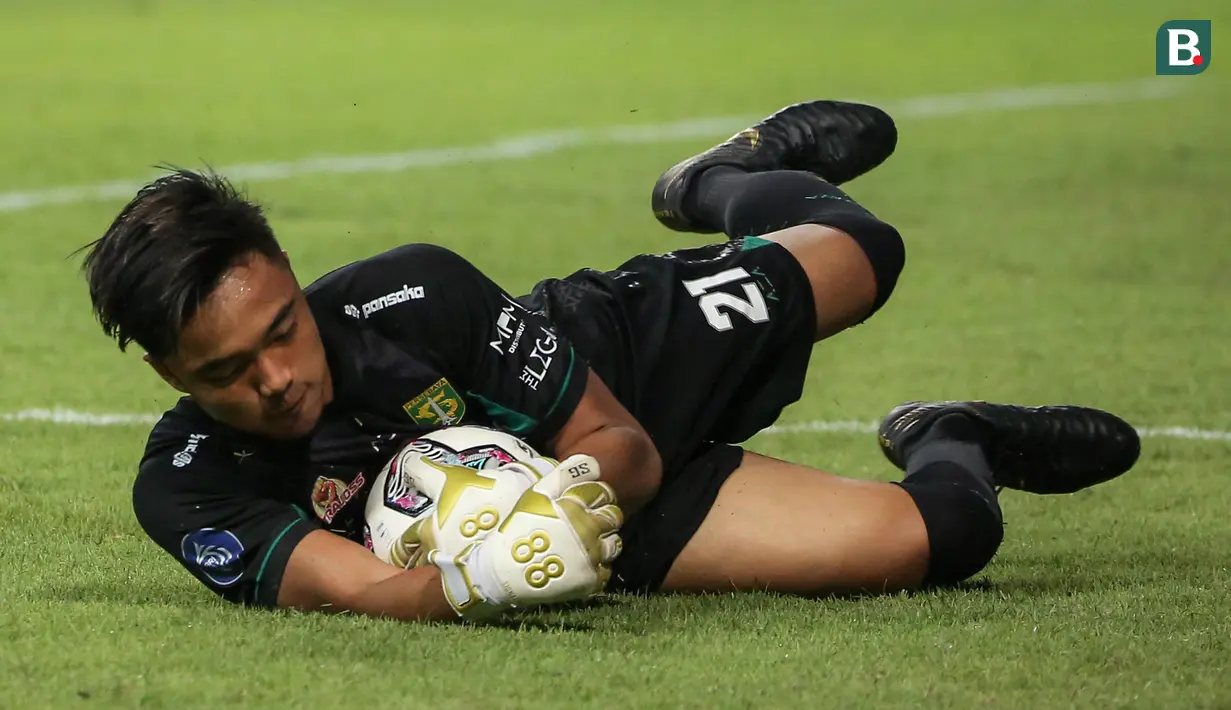 Ernando Sutaryadi tampil solid saat melawan Persikabo 1973, meski merupakan laga debutnya di Liga 1. Ia mampu melakukan 13 kali penyelamatan penting sehingga terpilih menjadi starting terbaik BRI Liga 1 2021/2022 pada pekan pertama. (Bola.com/Bagaskara Lazuardi)