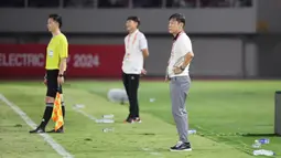 Pelatih Timnas Indonesia, Shin Tae-yong memberikan arahan kepada pemainnya&nbsp;saat laga lanjutan Grup B Piala AFF 2024 melawan Laos di Stadion Manahan, Solo, Jawa Tengah, Kamis (12/12/2024). (Bola.com/Abdul Aziz)