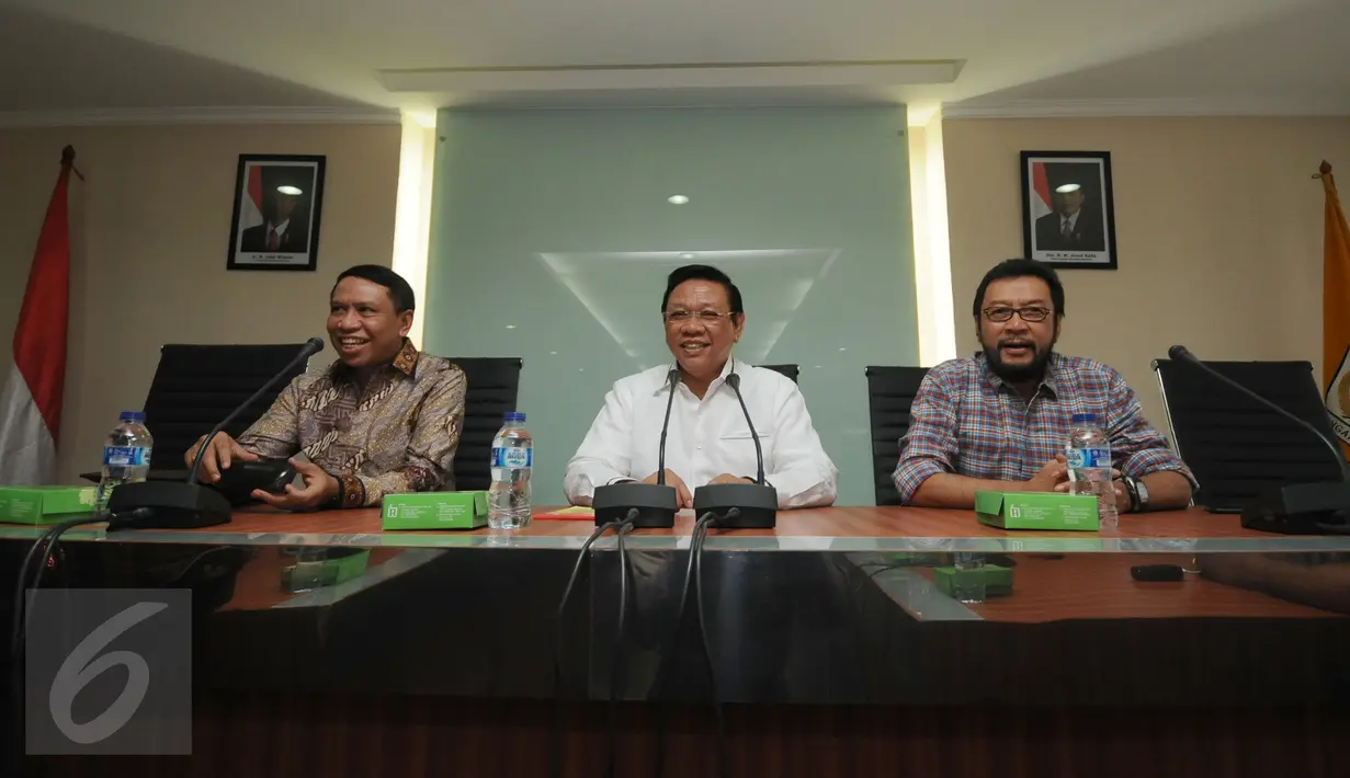 Ketua Umum Partai Golkar versi Munas Ancol, Agung Laksono (tengah) memimpin langsung rapat internal di kantor DPP Partai Golkar, Jakarta, Kamis (22/10/2015). Rapat berlangsung tertutup. (Liputan6.com/Helmi Fithriansyah)