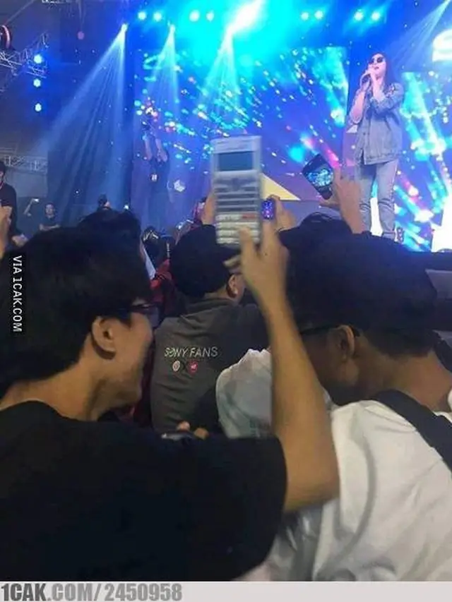 8 Potret Kelakuan Absurd Orang Saat Nonton Konser Ini Bikin Geleng Kepala
