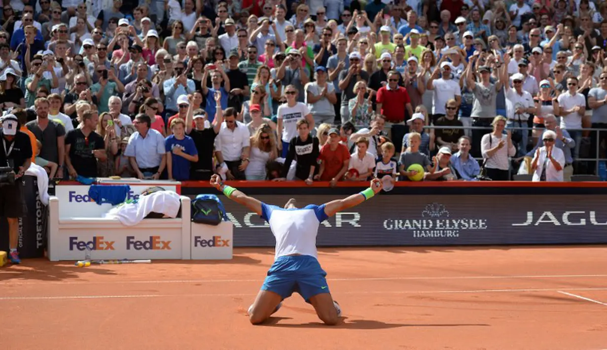 Ekspresi petenis Spanyol, Rafael Nadal, setelah mengalahkan petenis Italia, Fabio Fognini dalam final ATP di Hamburg, Jerman. (2/8/2015). (AFP Photo/DPA/DANIEL Reinhardt)