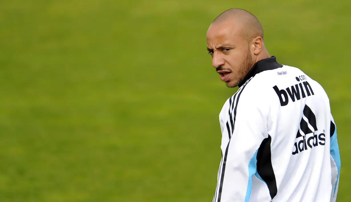 2. Julien Faubert - Faubert lebih banyak berada di bangku cadangan karena tingkahnya. Bahkan pernah juga terlihat tertidur di bangku cadangan selama pertandingan La Liga. (AFP/Pierre-Philippe Marcou)