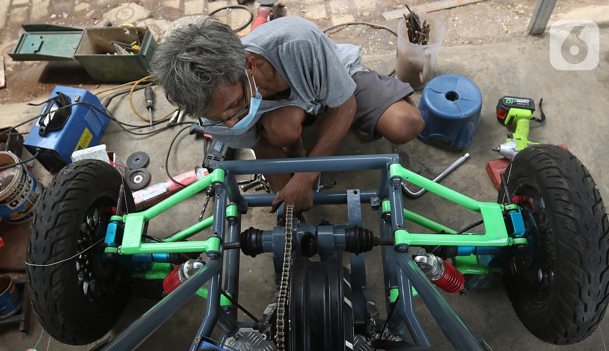 FOTO: Melihat Proses Reparasi dan Perakitan Kendaraan Listrik di Bekasi