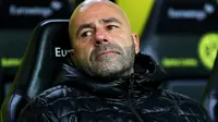 Peter Bosz dipecat dari jabatannya sebagai pelatih sehari setelah Borussia Dortmund menelan kekalahan 1-2 dari Bremen di Bundesliga. (Friedemann Vogel/EPA)