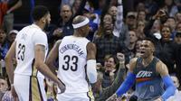 Ekspresi guard Oklahoma City Thunder Russell Westbrook (kanan) pada partai NBA melawan New Orleans Pelicans di Chesapeake Energy Arena, Jumat (2/2/2018) atau Sabtu (3/2/2018) WIB. (AP Photo/Sue Ogrocki)