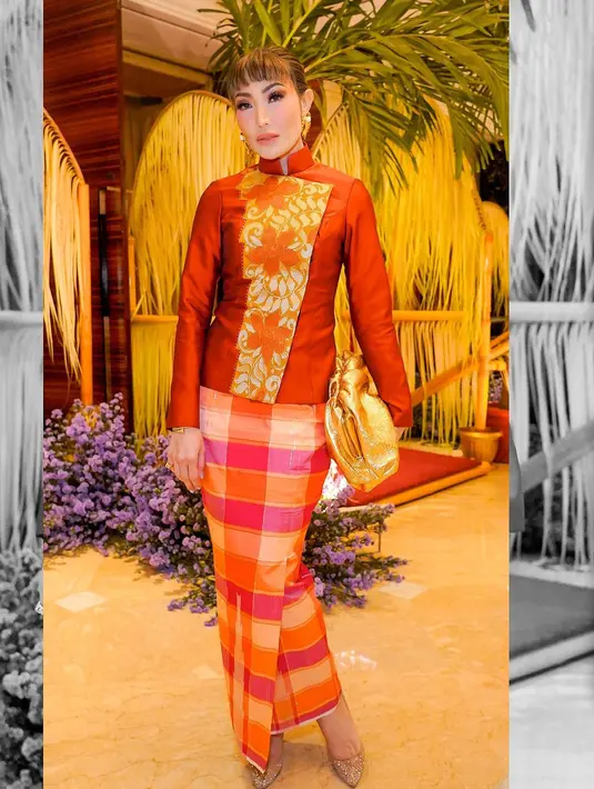 Penampilan kondangan Ayu Dewi berikutnya, ia memilih kebaya janggan berwarna merah merona rancangan Renzi Lazuardi. Kebaya ini dipadukan dengan sarung bugis dominasi warna merah senada. [@mrsayudewi]