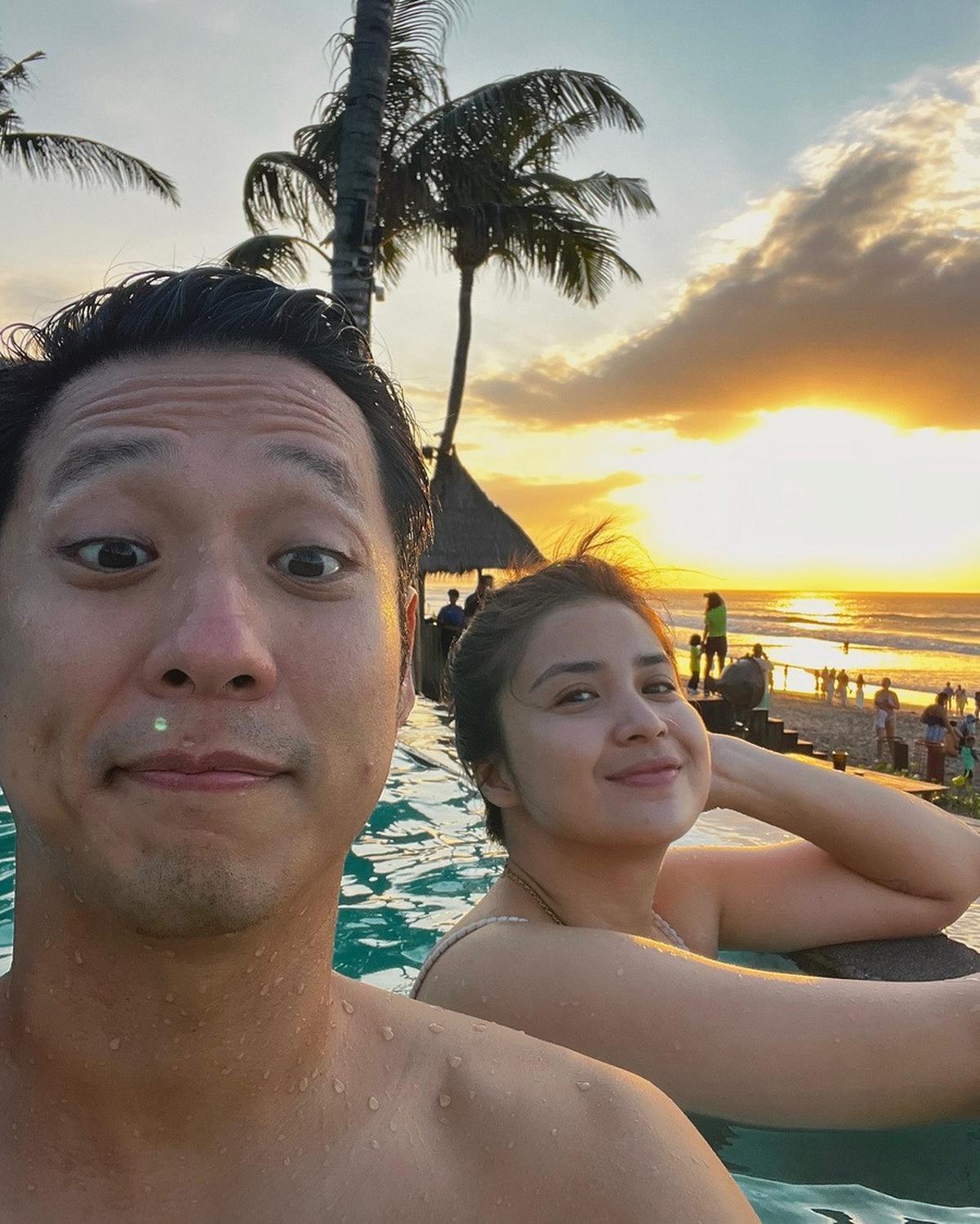 "Perasaan masih sama aja, masih deg-degan pake bikini depan doi. Dan masih sama aja doi ga bakalan komen apa-apa, tapi si dua monster itu bakalan bilang 'mami gendut' sejuta kali," tambahnya.