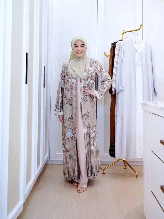 Model Gamis Motif Aurel Hermansyah/Instagram @aurelie.hermansyah