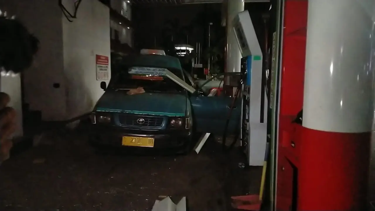 Sebuah angkot meledak saat tengah mengisi BBG di sebuah SPBU kawasan Margonda, Depok