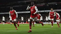 Striker Arsenal, Eddie Nketiah (tengah) berselebrasi setelah mencetak gol pembuka timnya ke gawang Manchester United pada pertandingan lanjutan Liga Inggris di stadion Emirates di London, Minggu (22/1/2023). Di pertandingan ini, Nketiah mencetak dua gol pada menit ke 24 dan 90. (AP Photo/Ian Walton)